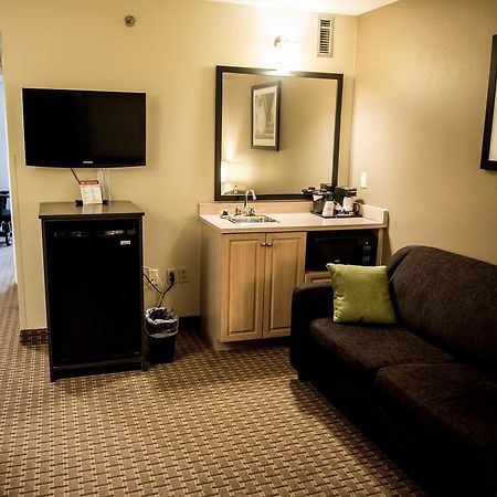 Travelodge Suites By Wyndham Moncton Esterno foto