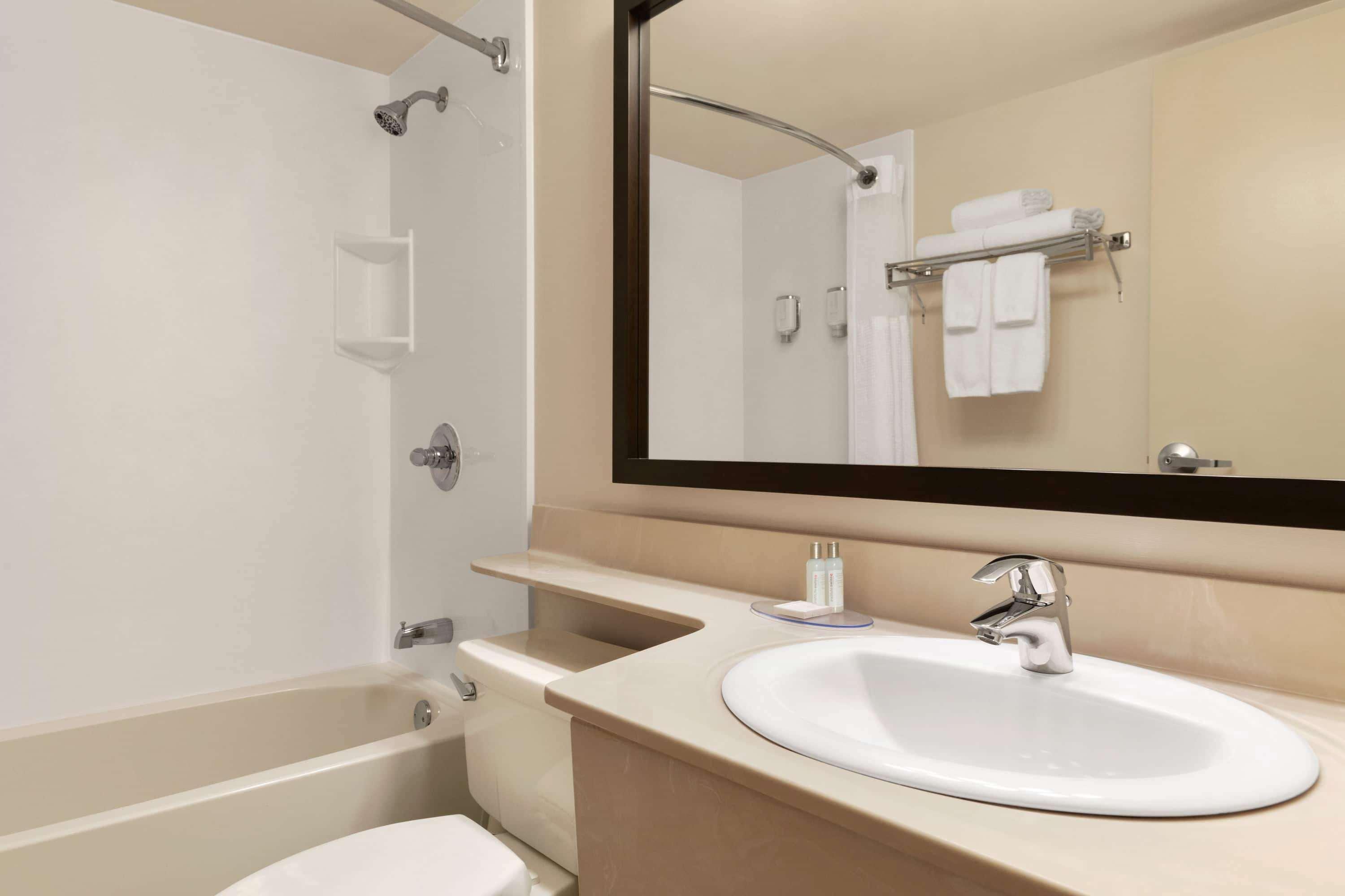 Travelodge Suites By Wyndham Moncton Esterno foto